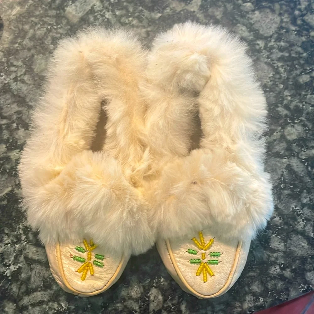Vintage children’s beaded fur-trimmed leather moccasins sz 6